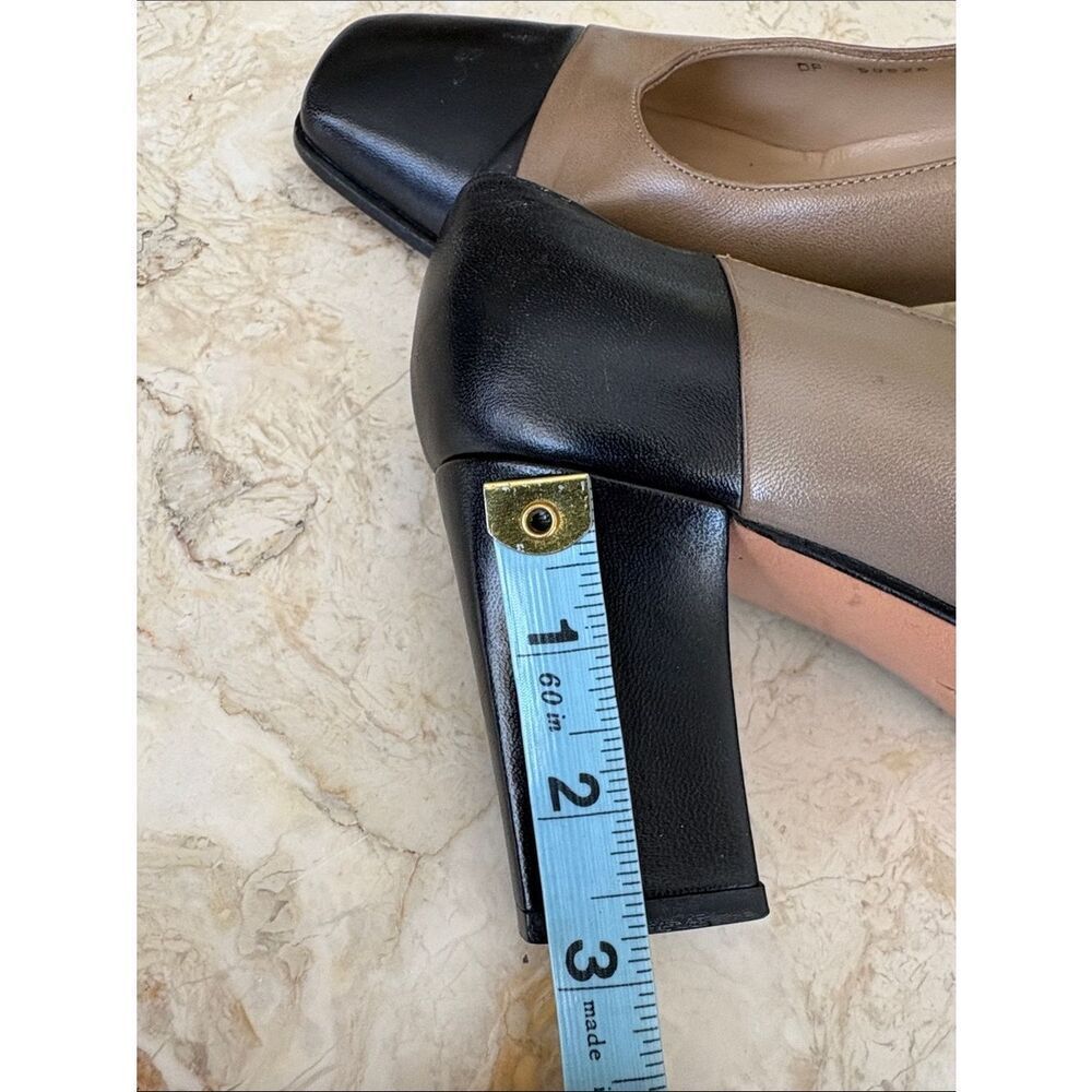 Vintage Salvatore Ferragamo Taupe & Black Leather Pumps – Made in Italy / 7B - Picture 13 of 13